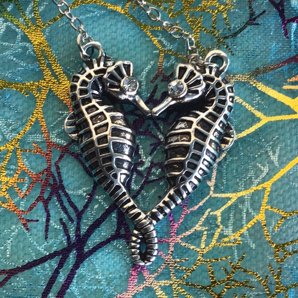 Boutique NEW - seahorse love heart cute necklace🌊 - Picture 4 of 5